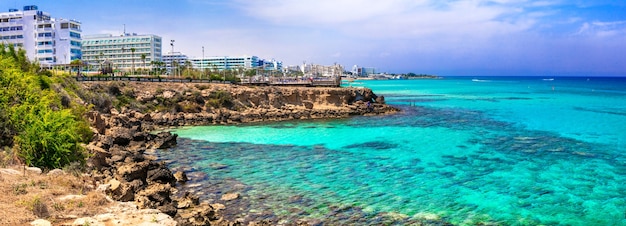 Vacanze estive nell'isola di Cipro. Protaras con acque cristalline