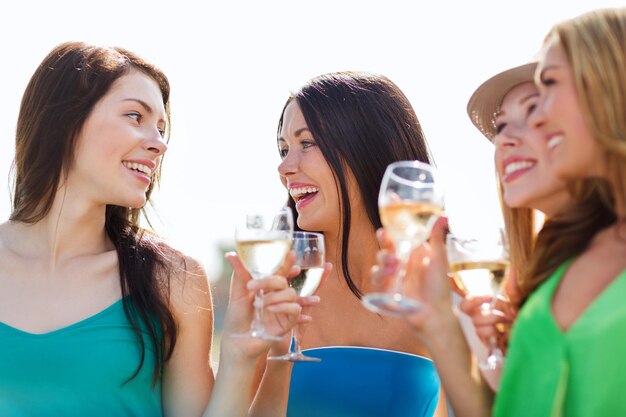 vacanze estive, vacanze e feste - ragazze con bicchieri di champagne