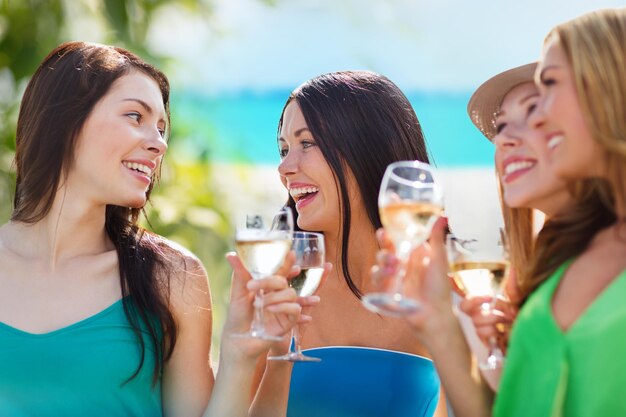 vacanze estive, vacanze e feste - ragazze con bicchieri di champagne