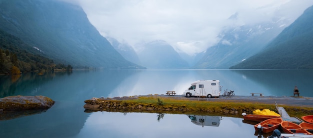 Vacanze in famiglia in camper, vacanze in camper, vacanze in caravan. Bellissimo paesaggio naturale della Norvegia.