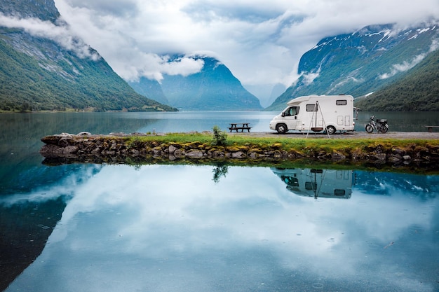 Vacanze in famiglia in camper, vacanze in camper, vacanze in caravan. Bellissimo paesaggio naturale della Norvegia.