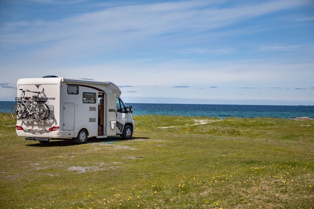 Vacanze in famiglia in camper, vacanze in camper, vacanze in caravan. Bellissimo paesaggio naturale della Norvegia.