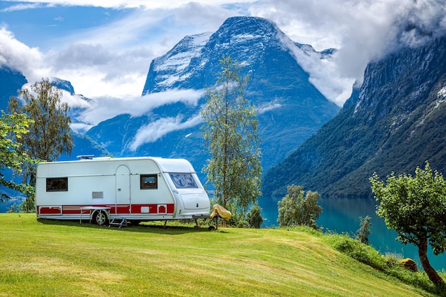 Vacanze in famiglia in camper, vacanze in camper, vacanze in caravan. Bellissimo paesaggio naturale della Norvegia.