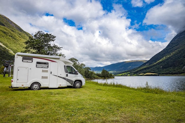 Vacanze in famiglia in camper, vacanze in camper, vacanze in caravan. Bellissimo paesaggio naturale della Norvegia.