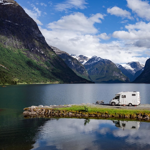 Vacanze in famiglia in camper, vacanze in camper, vacanze in caravan. Bellissimo paesaggio naturale della Norvegia.