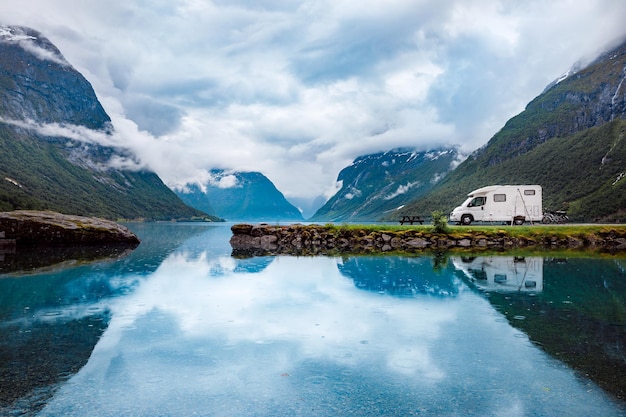 Vacanze in famiglia in camper, vacanze in camper, vacanze in caravan. Bellissimo paesaggio naturale della Norvegia.