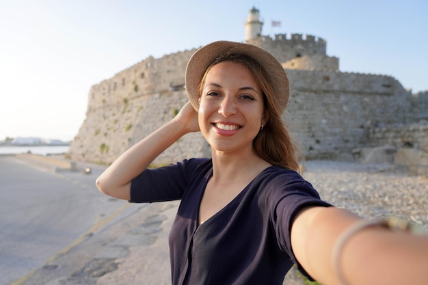 Vacanze in Grecia Autoritratto al tramonto di una bella ragazza nella città di Rodi, patrimonio mondiale dell'UNESCO