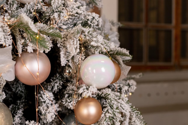 Vacanze invernali composizione albero di natale rami di abete palline d'argento rosa ornamenti pastello natale