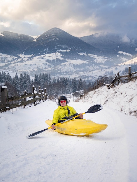 vacanze invernali Kayak nella neve in montagna