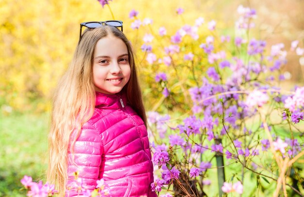 Vacanze primaverili Festa della donna Bellezza naturale Felicità infanzia bambino felice con fiori di ciliegio estate natura Sakura bambina odore fiori che sbocciano Profumo meraviglioso