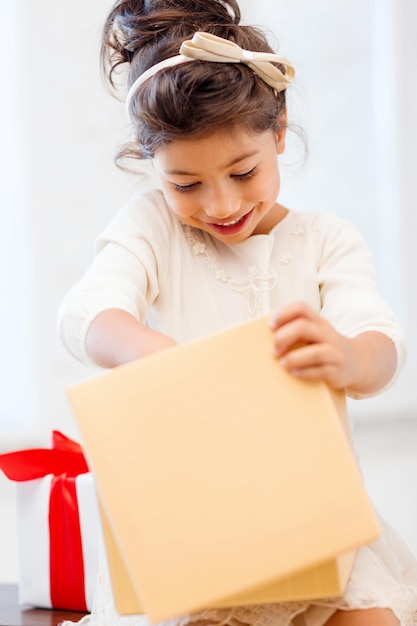 vacanze, regali, natale, natale, concetto di compleanno - bambina felice con confezione regalo