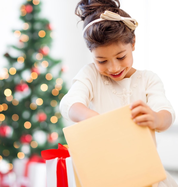 vacanze, regali, natale, natale, concetto di compleanno - bambina felice con confezione regalo