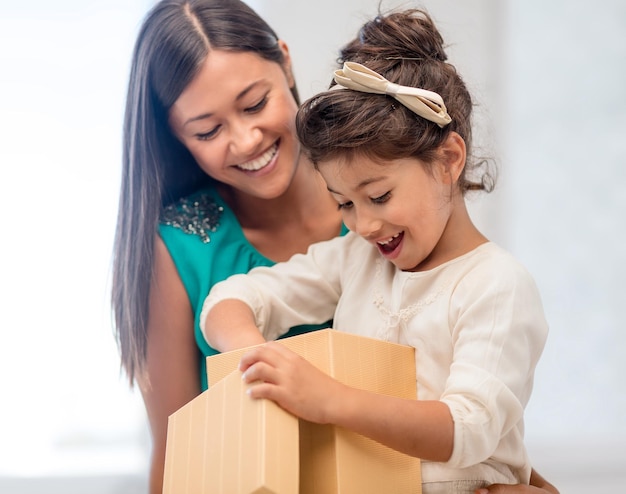 vacanze, regali, natale, natale, concetto di compleanno - felice madre e bambina con confezione regalo