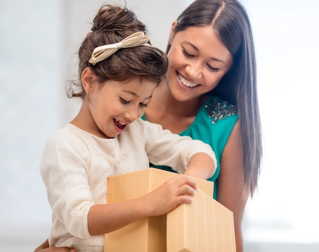 vacanze, regali, natale, natale, concetto di compleanno - felice madre e bambina con confezione regalo