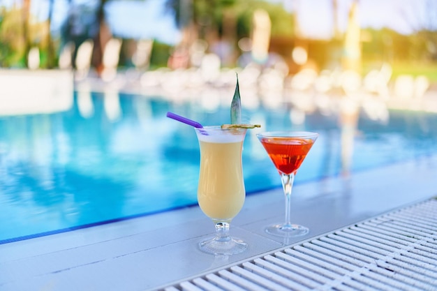 Vacanze rilassanti con cocktail rinfrescanti a bordo piscina del resort all-inclusive