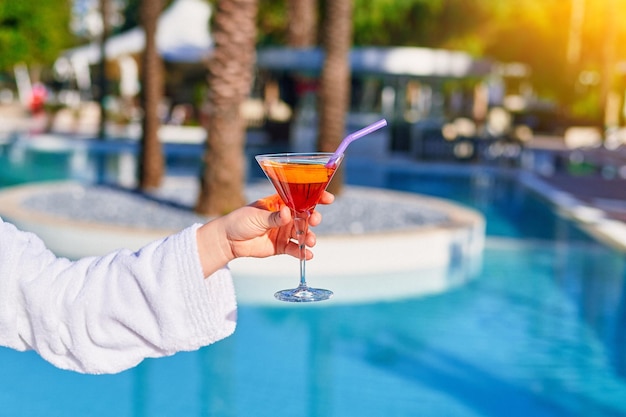 Vacanze rilassanti con rinfrescante aperol cocktail a bordo piscina del resort all-inclusive