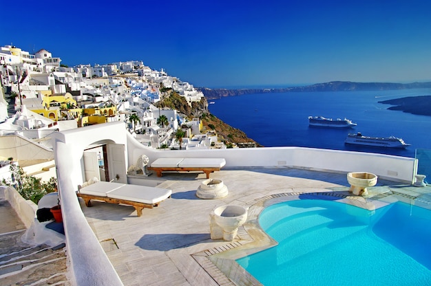 vacanze romantiche - resort di lusso a Santorini. Splendida vista dalla piscina