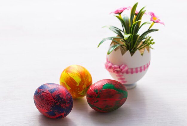 Vacanze, tradizioni e concetto di Pasqua - uova colorate decorative multicolori.