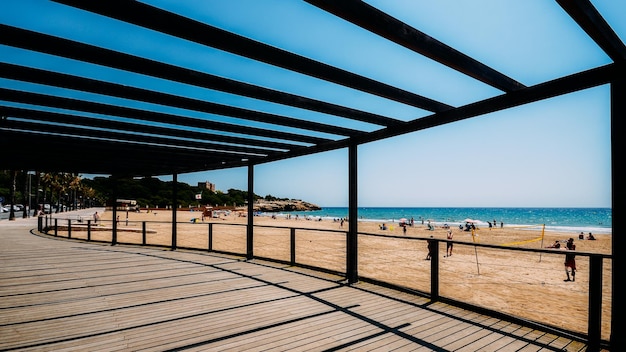 Vacanzieri ad Arrabassada Beach, una delle famose spiagge di sabbia dorata della Costa Daurada spagnola