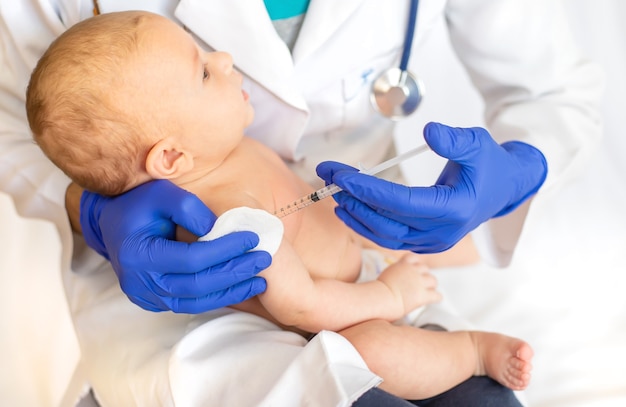 Vaccinazione bambino, iniezione nel braccio