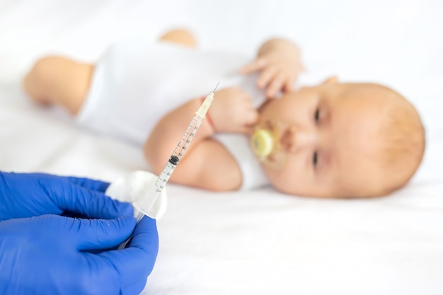 Vaccinazione bambino, iniezione nel braccio