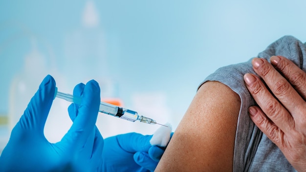 Vaccinazione contro il coronavirus Professionista medico che somministra un vaccino contro il coronavirus