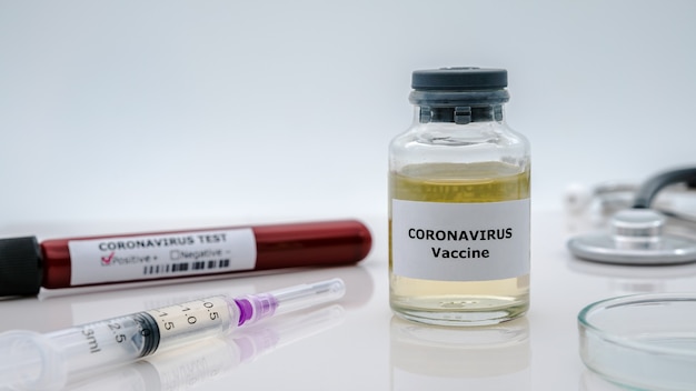 Vaccinazione Covid 19 con un campione di analisi del sangue