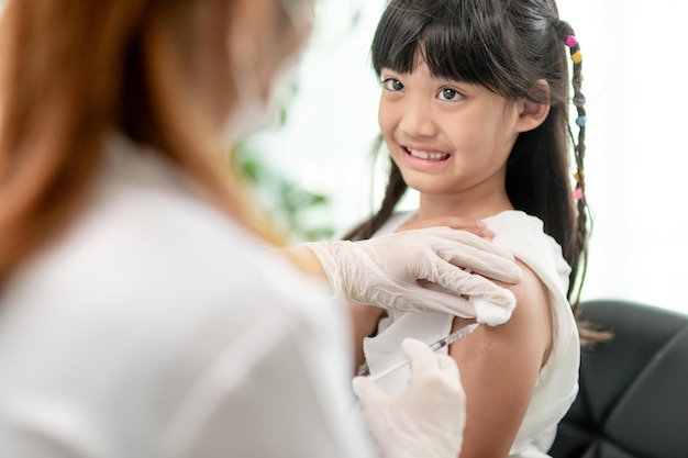 Vaccinazione dei bambini Un'iniezione Focus selettivo