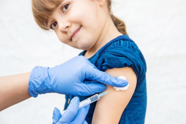 Vaccinazione dei bambini. Un&#39;iniezione. Messa a fuoco selettiva