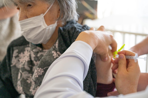 Vaccinazione delle donne giapponesi anziane