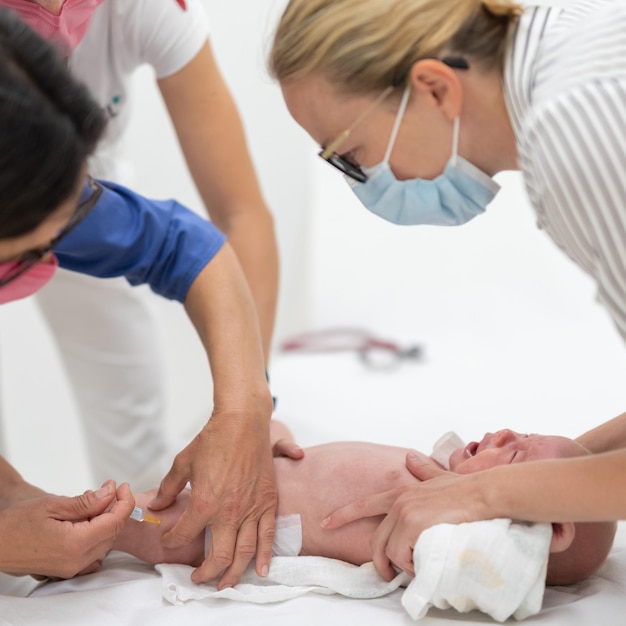 Vaccinazione preventiva contro la diffa da parte di un pediatra in presenza della madre