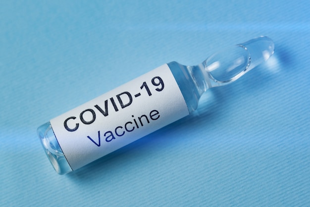 Vaccino COVID-19. Trattamento dall'influenza nCoV 2019. Ampolla con farmaci sul blu