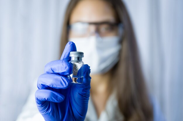 Vaccino nelle mani del ricercatore