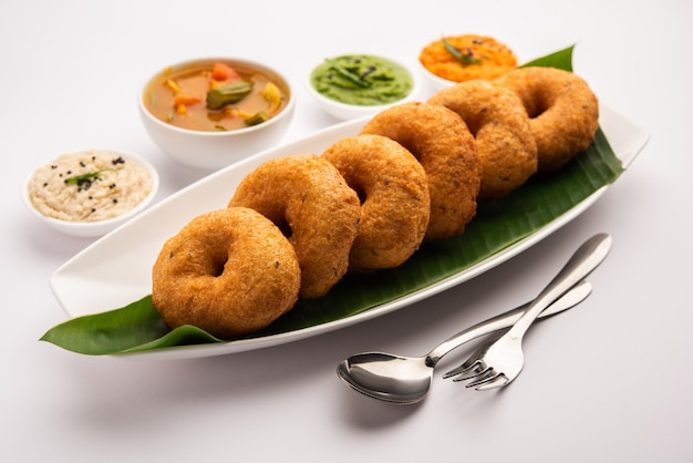 Vada o Medu vadai con sambar e chutney. Spuntino o colazione popolare nel sud dell'India