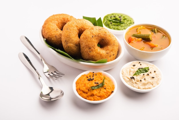 Vada o Medu vadai con sambar e chutney. Spuntino o colazione popolare nel sud dell'India