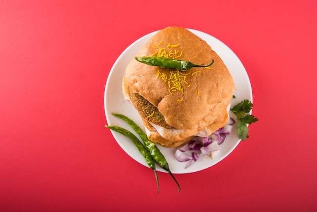 Vada Pav O Wada Pao è un piatto vegetariano di fast food lungo la strada del Maharashtra. Messa a fuoco selettiva