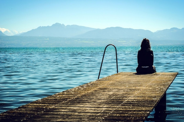 Vagabondare in solitudine abbracciare la serenità di un mare nebbioso in un'avventura invernale nel minimalismo scandinavo 6