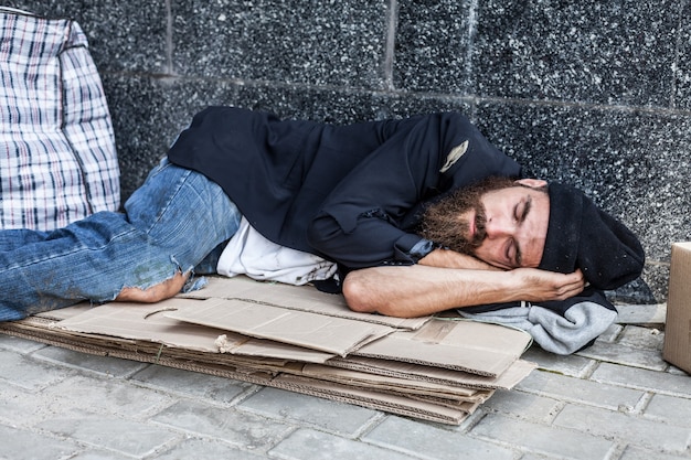 Vagabondo che dorme fuori