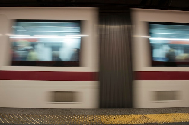 vagone della metropolitana mentre arriva alla stazione