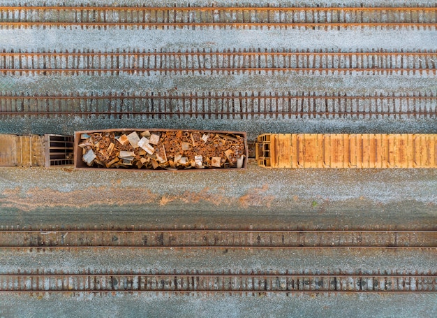Vagone ferroviario con rottami metallici vecchio metallo corroso arrugginito per ecologia