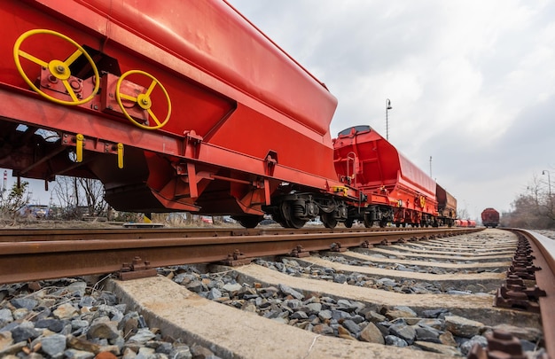 Vagoni ferroviari che trasportano container per la distribuzione e il trasporto di merci delle compagnie di navigazione b