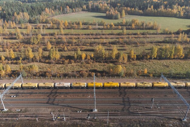 Vagoni ferroviari con cisterne con prodotti petroliferi Tema delle forniture di petrolio e gas su rotaia