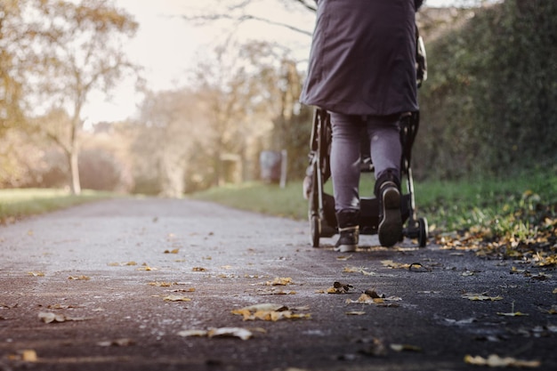 Vai a fare una passeggiata con un bambino in un passeggino