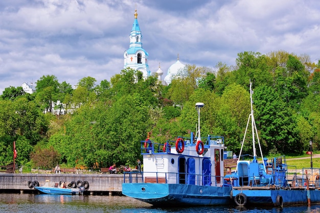 Valaam, Russia - 11 giugno 2015: Barche al monastero di Valaam in Carelia in Russia, Lagoda