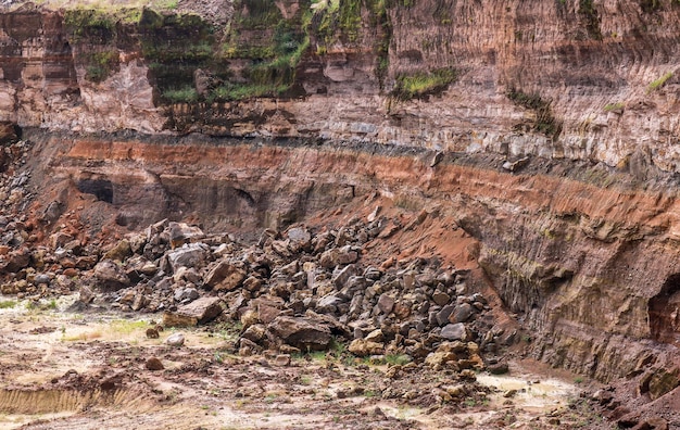 Valanghe di roccia che cadono nel sito minerario