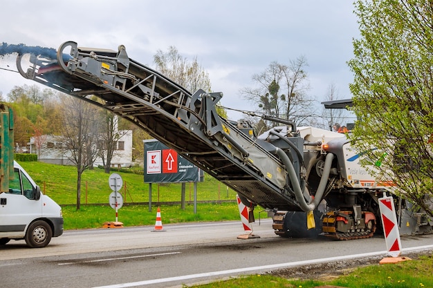 Valasske Mezirici, Repubblica Ceca, 23 aprile 2019: La fresatrice rimuove il vecchio asfalto dalla strada.