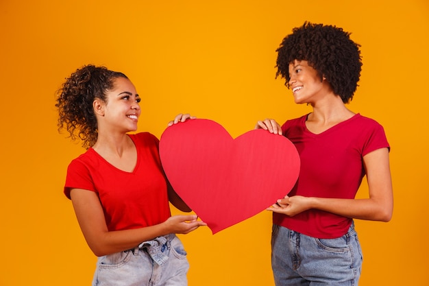 Valentine coppia lesbica che tiene un cuore di carta. concetto di san valentino