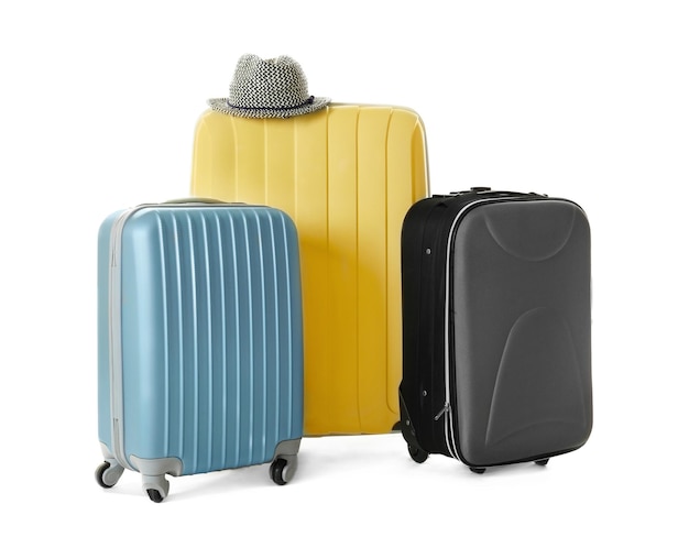 Valigie e cappello moderni isolati su bianco
