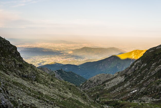 Valle alpina d'ardore al tramonto da sopra