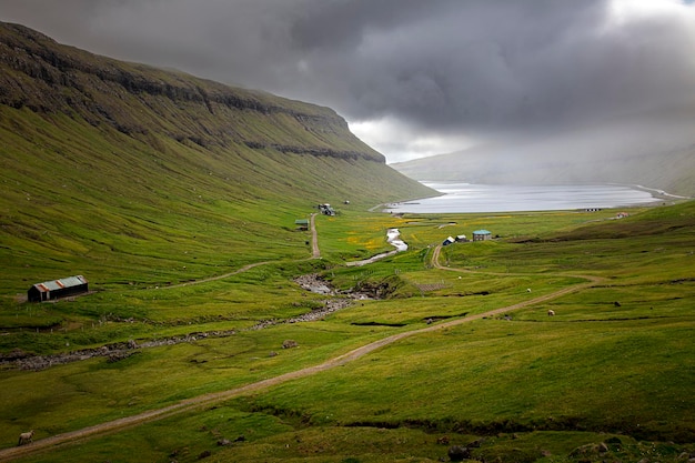 Valle con cielo nuvoloso sulle isole faroe